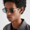 Gafas de sol con la icónica placa metálica