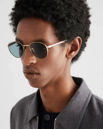 Gafas de sol con la icónica placa metálica