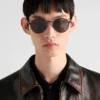 Gafas de sol con la icónica placa metálica