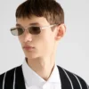 Gafas de sol con la icónica placa metálica