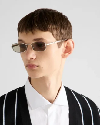 Gafas de sol con la icónica placa metálica