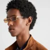Gafas de sol con la icónica placa metálica