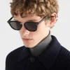 Gafas de sol con la icónica placa metálica