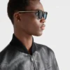 Gafas de sol con la icónica placa metálica