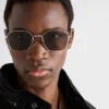 Gafas de sol con la icónica placa metálica
