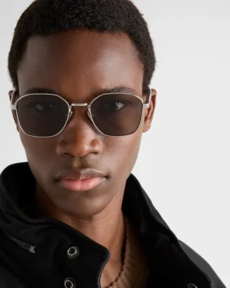 Gafas de sol con la icónica placa metálica