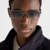Gafas de sol con la icónica placa metálica