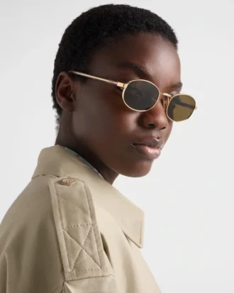 Gafas de sol con la icónica placa metálica