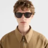 Gafas de sol con la icónica placa metálica Gafas de sol con la icónica placa metálica