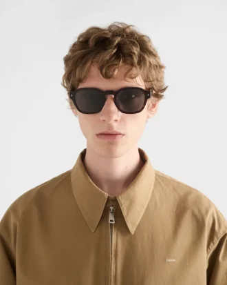 Gafas de sol con la icónica placa metálica