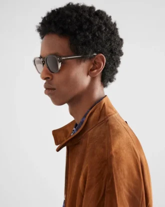 Gafas de sol con la icónica placa metálica