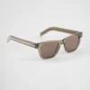 Gafas de sol con la icónica placa metálica Gafas de sol con la icónica placa metálica