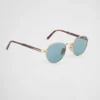 Gafas de sol con la icónica placa metálica