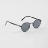 Gafas de sol con la icónica placa metálica