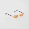 Gafas de sol con la icónica placa metálica