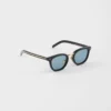Gafas de sol con la icónica placa metálica