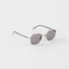 Gafas de sol con la icónica placa metálica