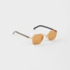 Gafas de sol con la icónica placa metálica