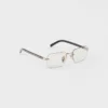 Gafas de sol con la icónica placa metálica
