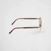 Gafas de sol con la icónica placa metálica