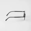 Gafas de sol con la icónica placa metálica
