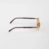 Gafas de sol con la icónica placa metálica