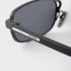 Gafas de sol con la icónica placa metálica