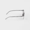 Gafas de sol con la icónica placa metálica