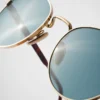 Gafas de sol con la icónica placa metálica