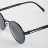 Gafas de sol con la icónica placa metálica