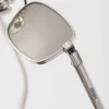 Gafas de sol con la icónica placa metálica
