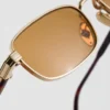 Gafas de sol con la icónica placa metálica