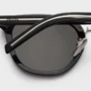 Gafas de sol con la icónica placa metálica