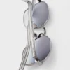 Gafas de sol con la icónica placa metálica