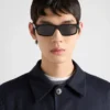 Gafas de sol con la icónica placa metálica Gafas de sol con la icónica placa metálica