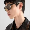 Gafas de sol con la icónica placa metálica Gafas de sol con la icónica placa metálica