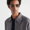 Gafas de sol con la icónica placa metálica