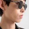 Gafas de sol con la icónica placa metálica