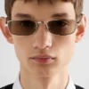 Gafas de sol con la icónica placa metálica