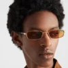 Gafas de sol con la icónica placa metálica