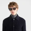 Gafas de sol con la icónica placa metálica