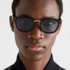 Gafas de sol con la icónica placa metálica