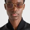 Gafas de sol con la icónica placa metálica