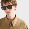 Gafas de sol con la icónica placa metálica Gafas de sol con la icónica placa metálica