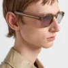 Gafas de sol con la icónica placa metálica Gafas de sol con la icónica placa metálica