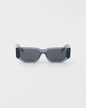 Gafas de sol con logotipo triangular