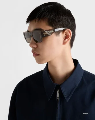 Gafas de sol con logotipo triangular