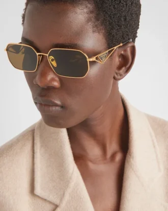 Gafas de sol con logotipo triangular