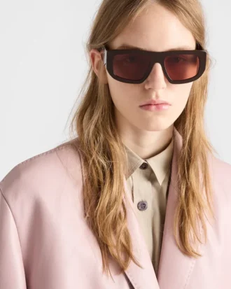 Gafas de sol con logotipo triangular