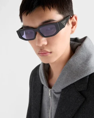 Gafas de sol con logotipo triangular